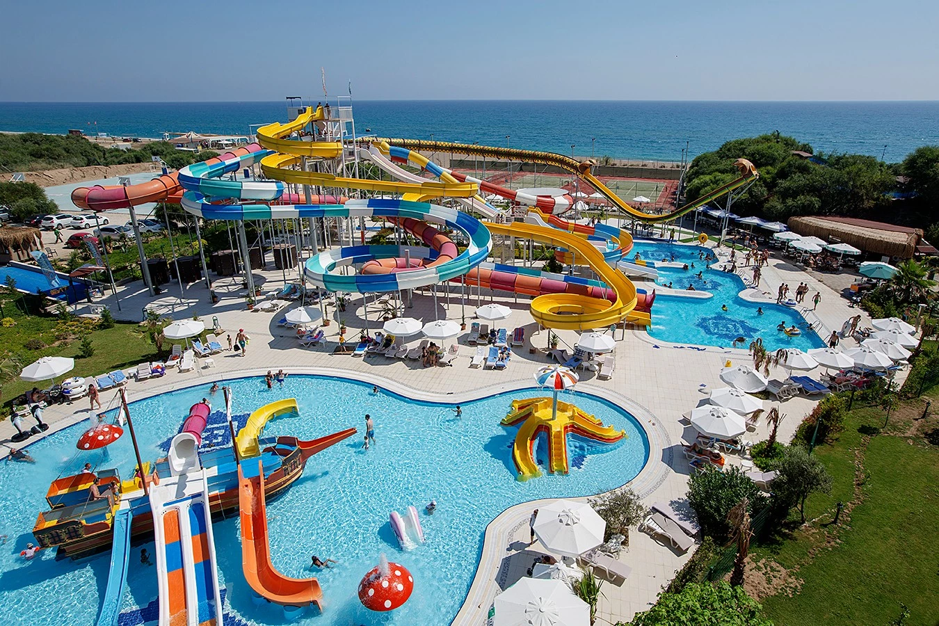 #altIMG Havuz in Hotel# Azura Deluxe Resort & Aqua Sorgun #altIMG in# Antalya, Türkiye - #altIMG Image# 4