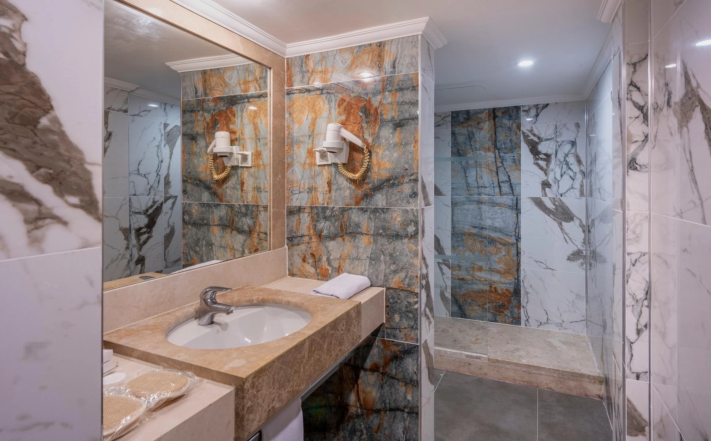 #altIMG Oda in Hotel# Azura Deluxe Resort & Aqua Sorgun #altIMG in# Antalya, Türkiye - #altIMG Image# 6