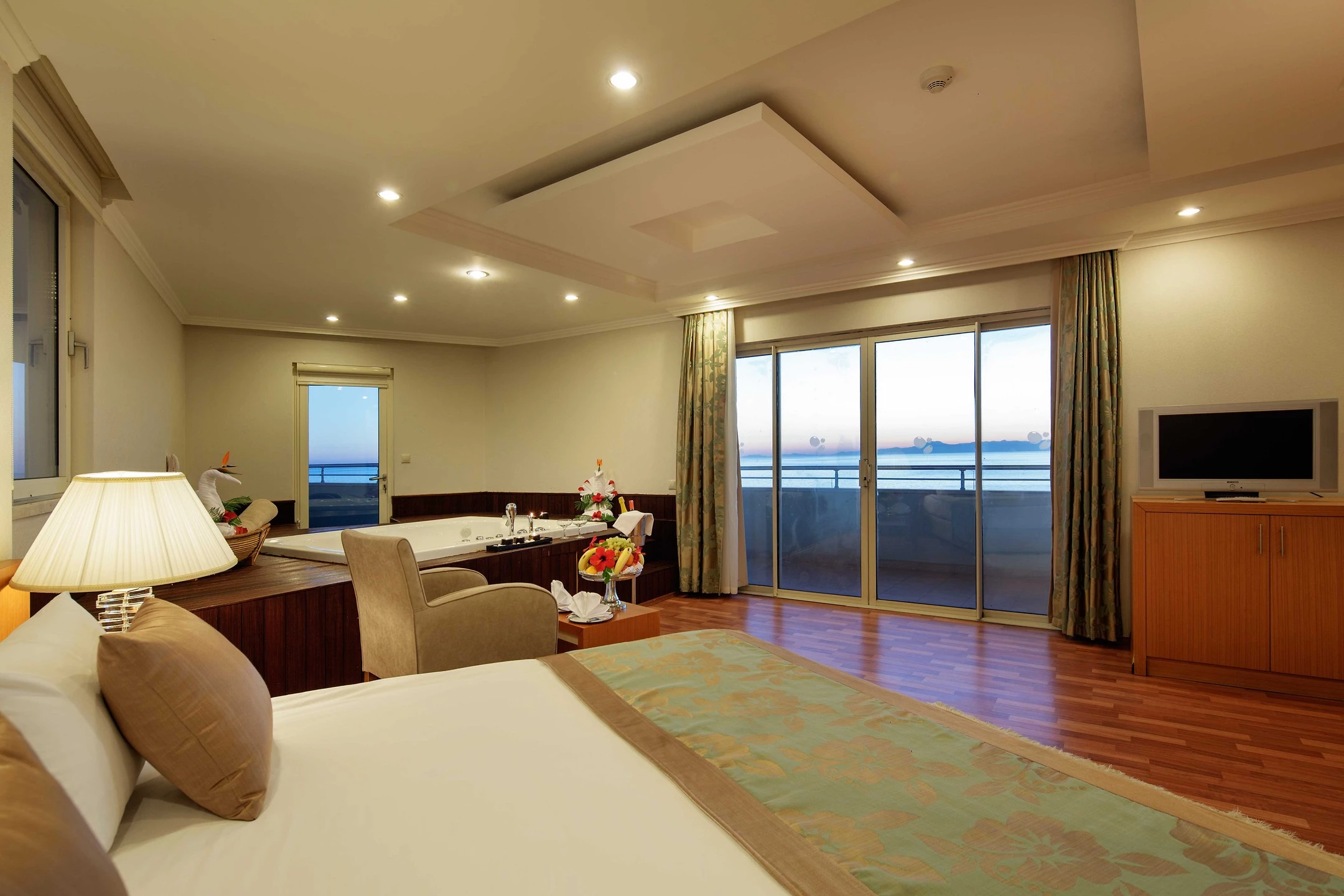 #altIMG Oda in Hotel# Crystal Admiral Resort Suites & SPA #altIMG in# Antalya, Türkiye - #altIMG Image# 9