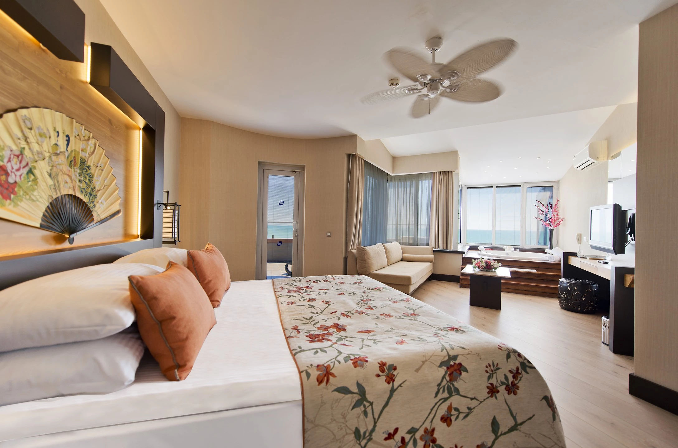 #altIMG Oda in Hotel# Limak Lara Deluxe Hotel Resort #altIMG in# Antalya, Türkiye - #altIMG Image# 1